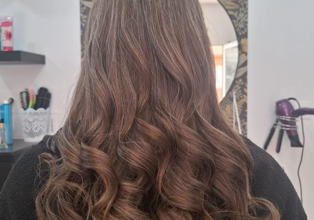 Balayage castaño con ondas naturales - Galmán Salón de Belleza