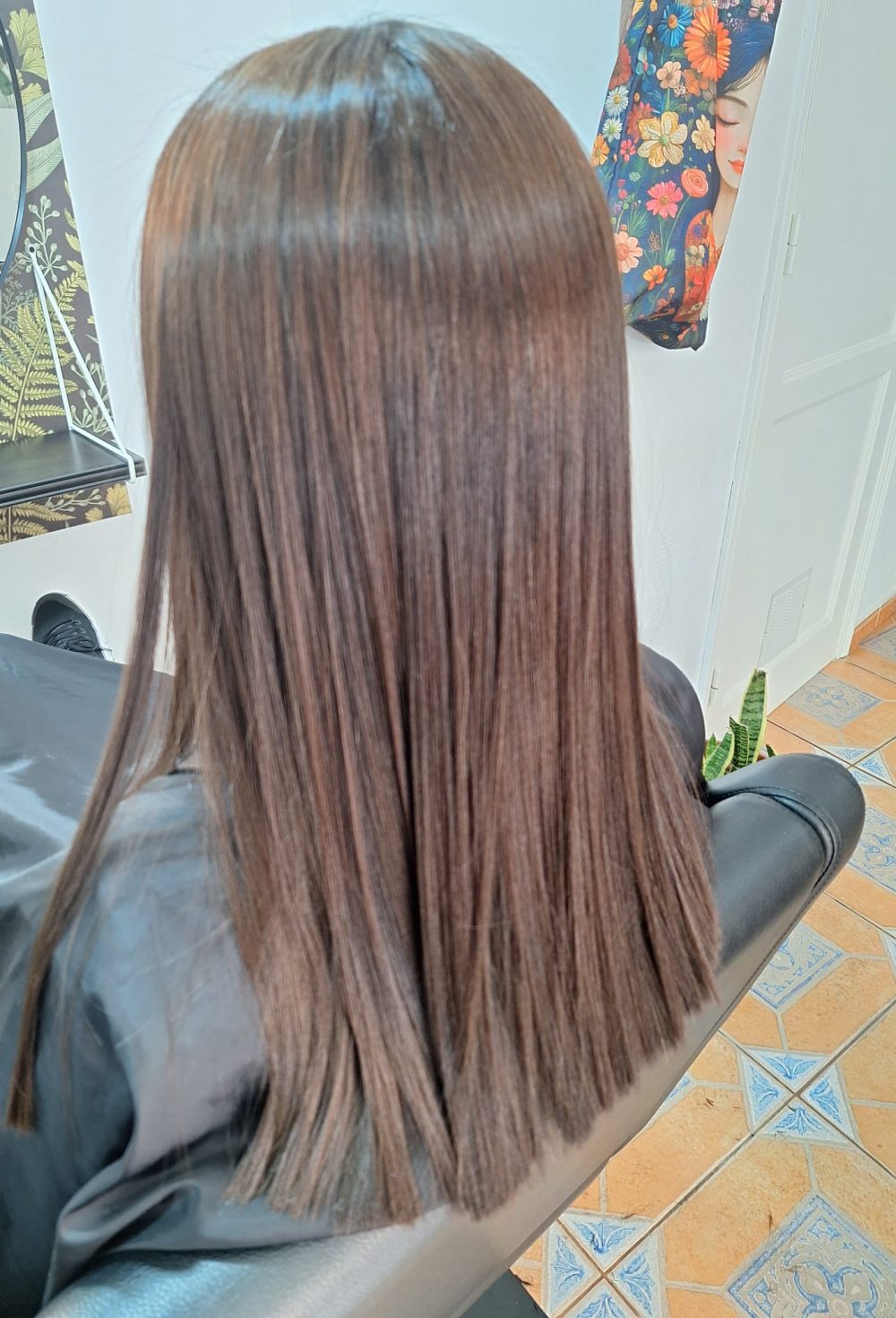 Cabello castaño liso con acabado brillante - Galmán Salón de Belleza