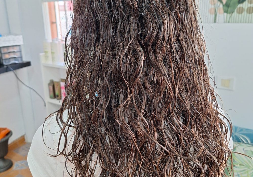 Textura natural ondulada tras tratamiento capilar - Galmán Salón de Belleza