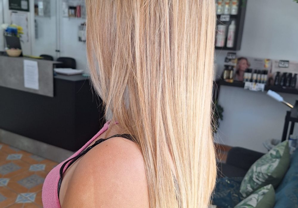 Corte y color rubio, perfil - Galmán Salón de Belleza